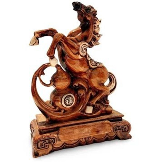 تصویر  مجسمه اسب ایستاده سکوی چوب