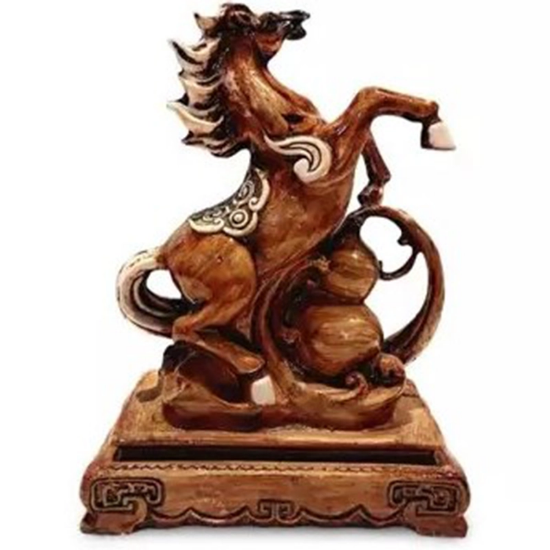تصویر  مجسمه اسب ایستاده سکوی چوب